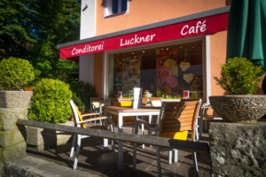 Terasse der Conditorei Luckner im Frühjahr
